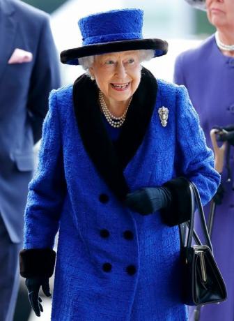 Ascot, Det Forenede Kongerige den 16. oktober pålagt embargo for offentliggørelse i britiske aviser indtil 24 timer efter oprettelse af dato og klokkeslæt dronning elizabeth ii deltager i qipco british champions day på ascot væddeløbsbane den 16. oktober 2021 i ascot, england foto af max mumbyindigogetty billeder