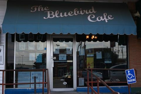 Hvad det virkelig er at gå bag kulisserne på Bluebird Café