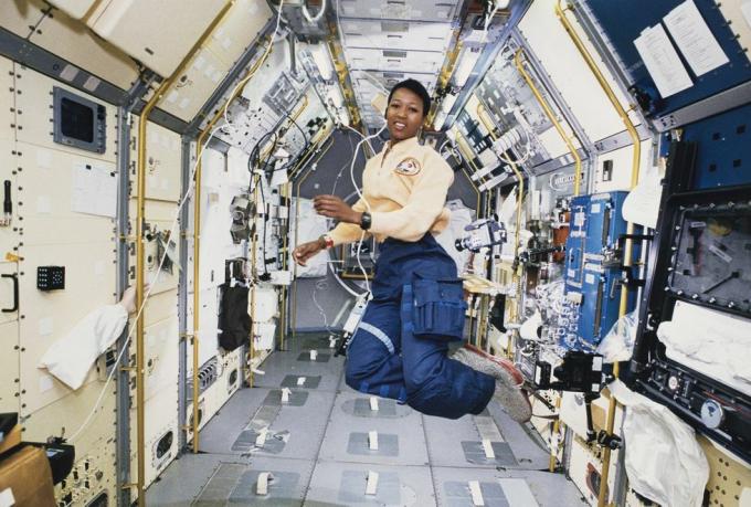 dr. mae jemison flyder ombord på bestræbelserne under sin rummission