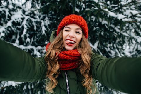 Pige tager sjove vinter-selfie