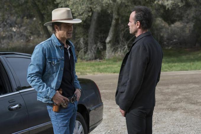 timothy olyphant som stedfortræder for os marskal raylan givens, walton goggins som boyd crowder snak ved siden af ​​bilen udenfor