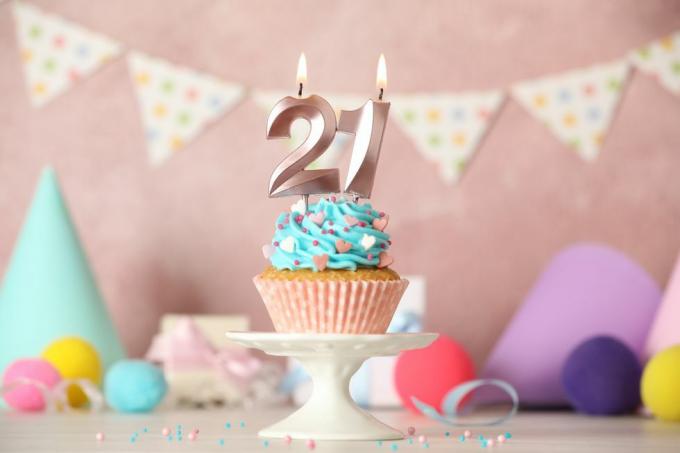 21 års fødselsdag cupcake med nummer stearinlys på hvidt bord