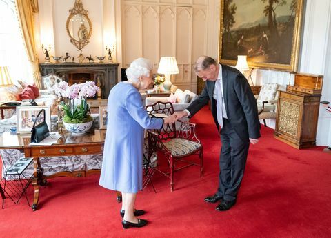 britains queen elizabeth ii overrækker den engelske koncertorganist thomas trotter dronningens medalje for musik, under en audiens kl. windsor castle, vest for london den 8. december 2021 foto af dominic lipinski pool afp foto af dominic lipinskipoolafp via getty billeder