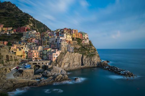 Det berømte udsigtspunkt i Manarola by: Langt udsat skud af Manarola fra Cinque Terre, Italien