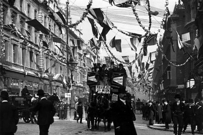 juni 1902 dekorationer til kroningen af ​​edward vii i queen victoria street, london foto af london stereoskopiske firmahulton archivegetty images