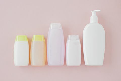 Umærket flasker med kosmetik på en lyserød baggrund