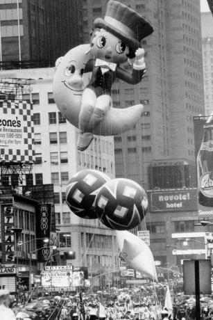 betty boop, en ny dreng på blokken, får sin times square-debut ved 1985 Macys Thanksgiving parade