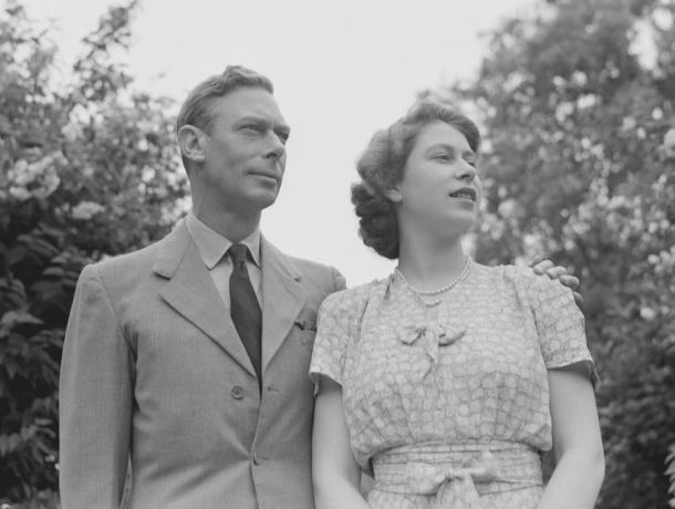 kong george vi og hans datter dronning elizabeth ii i en have