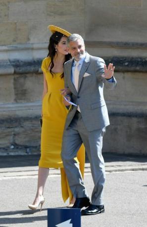 Amal Clooney bærer tilpasset Prada til Royal Wedding