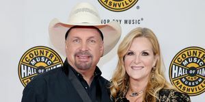 Nashville, Tennessee 16. oktober garth brooks og trisha yearwood deltager i medaljonceremonien for 2022 i countrymusikhallen i berømmelse og museum den 16. oktober 2022 i Nashville, Tennessee, foto af jason kempingetty billeder til countrymusik hall of fame og museum