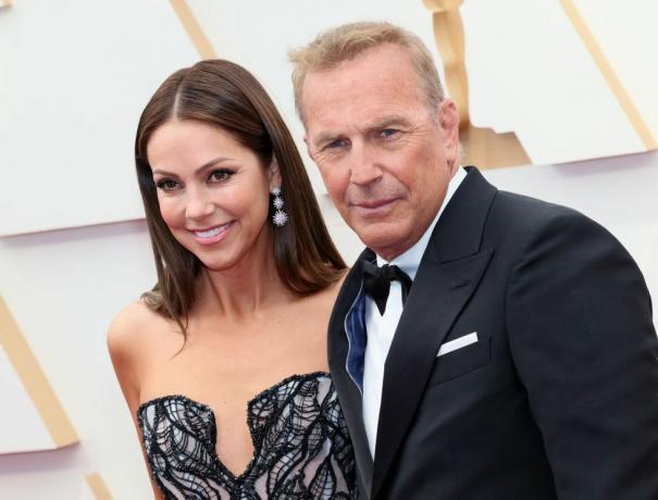 hollywood, californien 27. marts christine baumgartner og kevin costner deltager i det 94. årlige akademi priser i hollywood og highland den 27. marts 2022 i hollywood, californien foto af david livingstongetty billeder