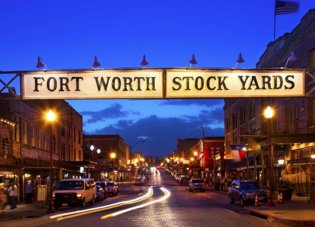 fort worth stock yards på exchange street er et historisk distrikt i fort worth, texas distriktet er opført i det nationale register over historiske steder og var et tidligere liverstock-marked