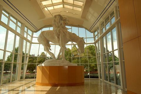 skulptur slutningen af ​​sporet von j a m e s e a r l f r a s e r, national cowboy og vestligt arvemuseum, oklahoma city, staat oklahoma, store sletter, usa, nordamerika, amerika, reiter, pferd, rejse, bb, dig p nr 8602009, 29092009 foto af peter bischoffgetty billeder