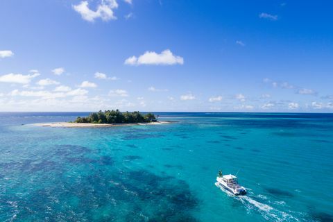 Ankommer med båd til den private ø Nanuka i Fiji 