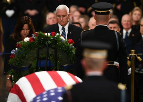 Kongresledere er vært for ankomstceremoni ved hovedstaden for sent præsident George H.W. Busk