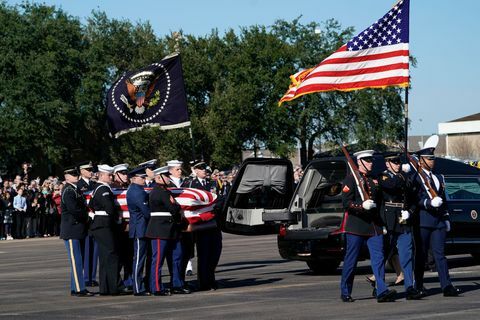 Afgang ceremoni afholdt som organ af præsident Bush fløjet til Washington DC