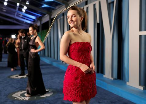 beverly hills, californien 27. marts kaitlyn dever deltager i 2022 vanity fair oscar-festen arrangeret af radhika jones på wallis annenberg center for scenekunst den 27. marts 2022 i beverly hills, californien foto af rich furyvf22getty images for forfængelighedsmesse