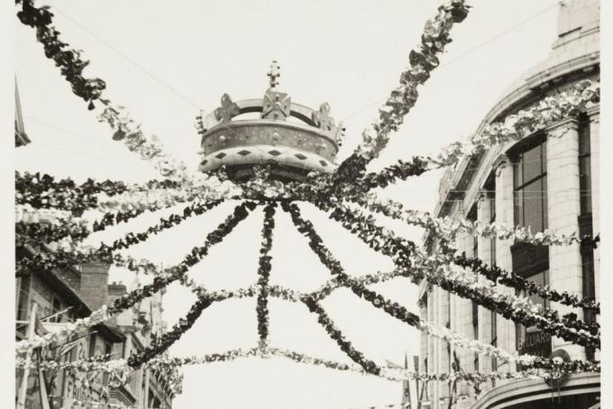 england 11. december et fotografi af byens centrum i swindon, wiltshire, taget af en ukendt fotograf i maj 1937, gaderne er dekoreret med flag, bunting og en kæmpe krone for at fejre kroningen af ​​kong george vi dette fotografi er fra et album udarbejdet af kodak begrænset til at optage kroning af kong george vi 1895 1952 og dronning elizabeth 1900 2002 den 12. maj 1937 george vi var den anden søn af george v og mary af teck i 1923 han gift med dame elizabeth bowes lyon, som fødte ham to døtre, elizabeth dronning elizabeth ii og margaret han døde af kræft den 6. februar, 1952 foto af ssplgetty billeder