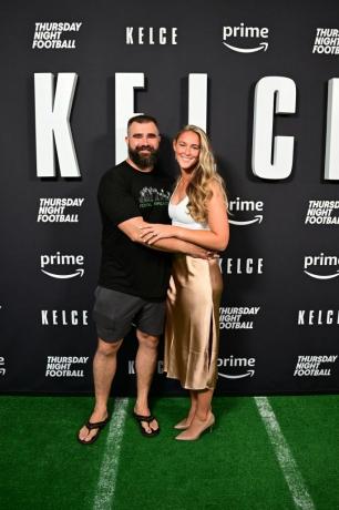 philadelphia, pennsylvania september 08 l r jason kelce og kylie kelce deltager torsdag aften fodbold præsenterer verdenspremiere på kelce den 8. september 2023 i philadelphia, pennsylvania foto af lisa lakegetty billeder for prime video