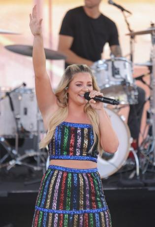 nashville, tn 11. juni lauren alaina optræder på scenen ved chevy riverfront under 2022 cma-festen den 11. juni 2022 i nashville, tennessee foto af michael hickeygetty images