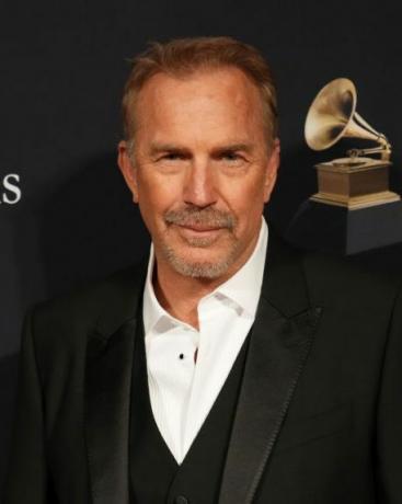 beverly hills, californien februar 04 kun til redaktionel brug kevin costner deltager i pre grammy galla grammy salut til industriikoner ære julie greenwald craig kallman på beverly hilton den 4. februar 2023 i beverly hills, californien foto af jeff kravitzfilmmagi