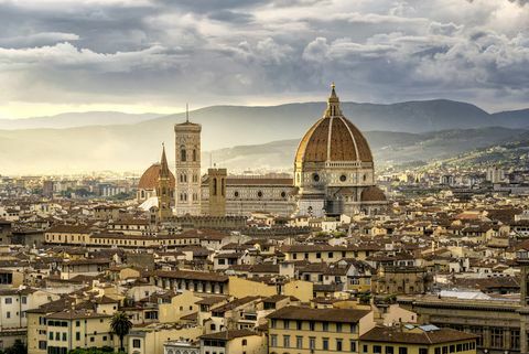 smuk solnedgang bybillede udsigt over Santa Maria Nouvelle Duomo og byen Firenze i det italienske Toscana