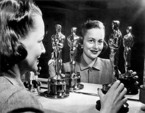 olivia de havilland med sine to første oscars