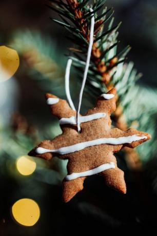 småkage hængende på juletræet