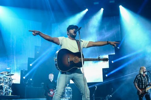 nashville, tennessee 30. juli luke bryan optræder under proud to be right here-turen på Bridgestone arena den 30. juli 2021 i nashville, tennessee foto af terry wyattgetty billeder