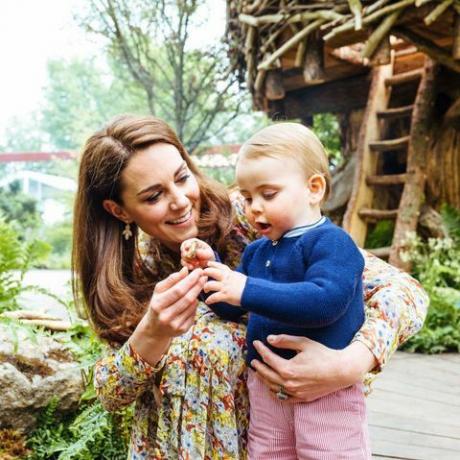 Kate Middleton giver Prins George, Prinsesse Charlotte og Prins Louise privat rundvisning i Tilbage til naturhaven