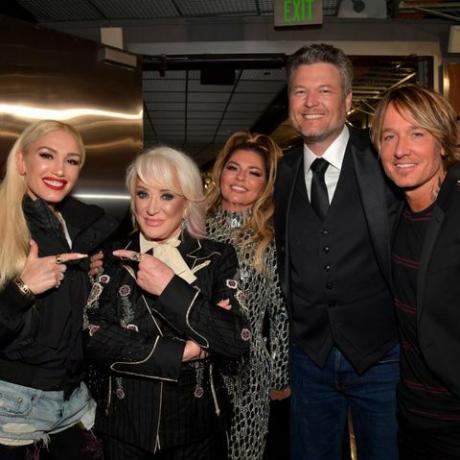 Blake Shelton Keith urban butt grab grammys Gwen stefani