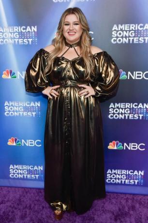 kelly clarkson guldkjole ved den amerikanske sangkonkurrence, rød løber