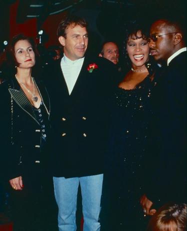 los angeles, ca. 1992, cindy costner, kevin costner, whitney houston og bobby brown ca. 1992 i los angeles, californien foto af steve granitzwireimage