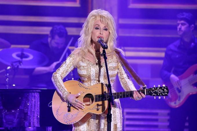 dolly parton synger på scenen