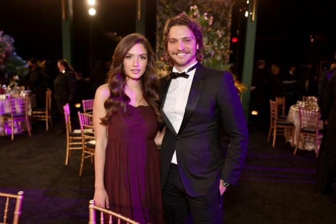 bianca rodrigues og luke grimes poserer under den 28. film skuespillerlaugs priser