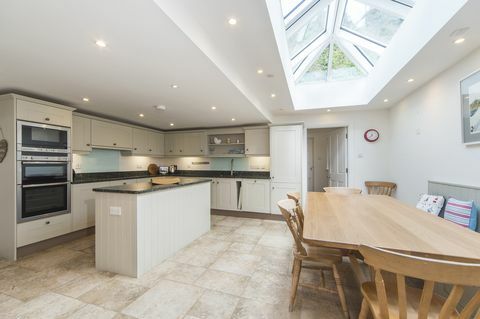 Hvidt stort køkken med køkkenø - hus til salg i Cornwall