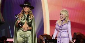 lainey wilson modtager prisen som årets kvindelige kunstner fra Dolly Parton på scenen ved 58th Academy of Country Music Awards