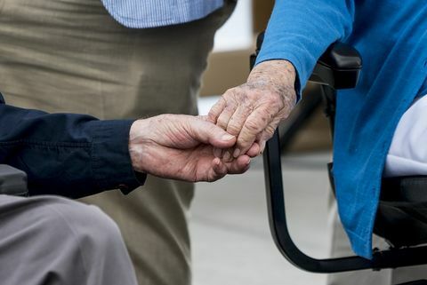 George H.W. Bush og Barbara Bush holder hænderne under en ceremoni i maj 2017.