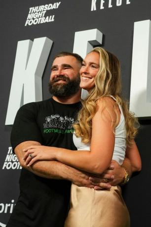 philadelphia, pa september 08 l r jason kelce poserer til et billede med kylie kelce under kelce dokumentaren premiere på suzanne roberts teater den 8. september 2023 i philadelphia, pennsylvania foto af cooper neillgetty billeder