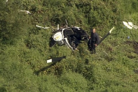 I dette billede fra video leveret af NBC10 Philadelphia er de første respondenter placeret nær vraget af en helikopter i Lumberton, N.J., fredag, september. 8, 2017.