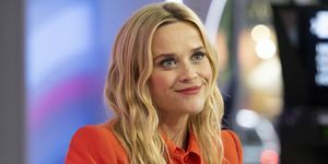 Reese witherspoon sidder på tv