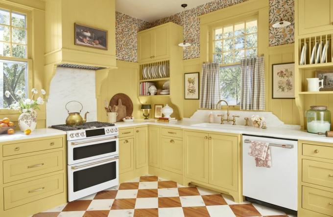 gul britisk inspireret farmhouse køkken