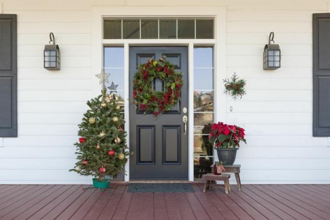 julepynt ved hoveddøren til huset