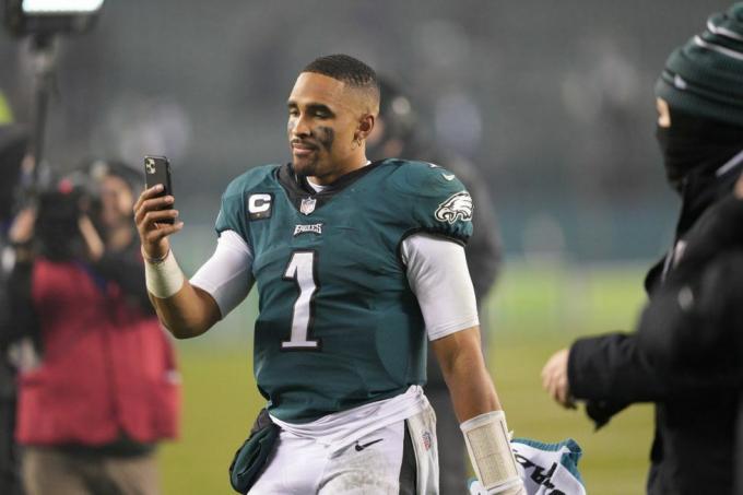 philadelphia, pa 19. december philadelphia eagles quarterback jalen gør ondt 1 samtaler i telefonen under kampen mellem Washingtons fodboldhold and the philadelphia eagles den 21. december 2021 på Lincoln Financial Field i Philadelphia, PA foto af Andy Lewisicon sportswire via getty images