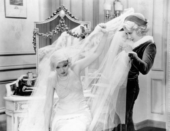 amerikansk tegneserieskuespillerinde joan blondell 1909 1979 kæmper med det besværlige slør af en brudekjole i en scene fra en ukendt filmfoto af hulton archivegetty images