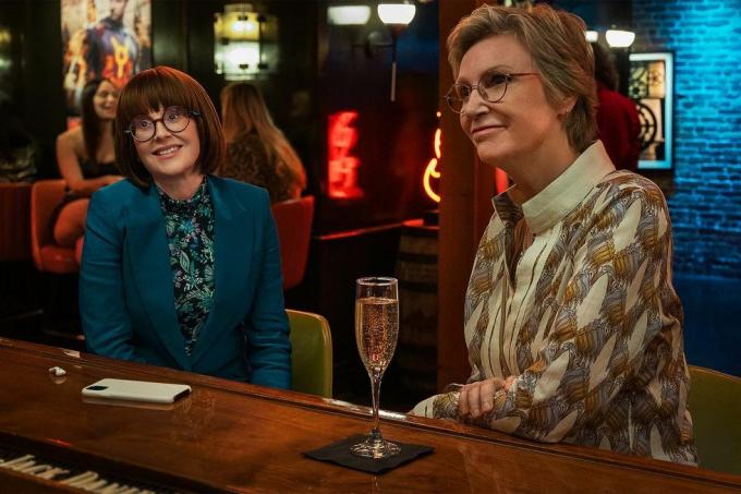 megan mullally som lydia og jane lynch som constance i baren i en scene fra party down scene 3