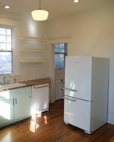 stuehus køkken køleskab væg før