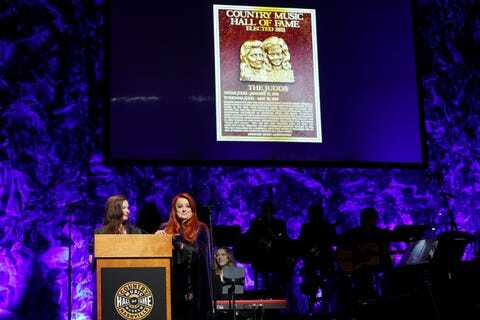 ashley judd og inductee wynonna judd taler på scenen til medaljonceremonien i 2021 i country music hall of fame og museum den 1. maj 2022 i Nashville, Tennessee