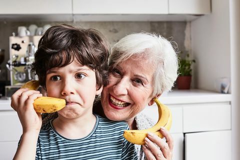 bedstemor og barnebarn fjoller rundt, bruger bananer som telefoner, griner