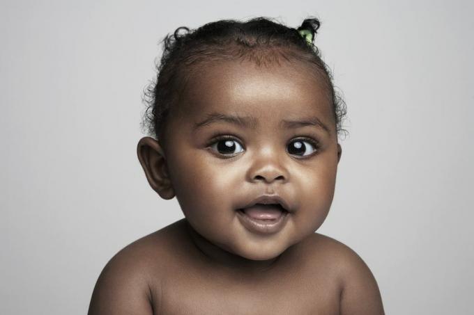 baby pige, der er 6 til 9 måneder smilende, portræt